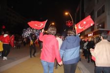 BİNLERCE KİŞİ CUMHURİYET İÇİN YÜRÜDÜ