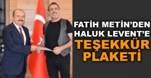 FATİH METİN'DEN HALUK LEVENT'E TEŞEKKÜR PLAKETİ