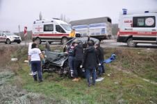 İŞÇİLERİ TAŞIYAN MİDİBÜS İLE OTOMOBİL ÇARPIŞTI