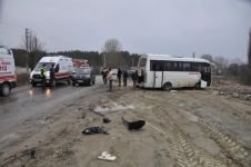 İŞÇİLERİ TAŞIYAN MİDİBÜS İLE OTOMOBİL ÇARPIŞTI