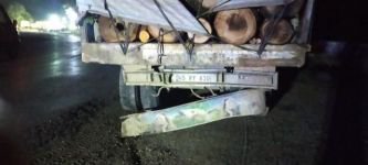 OTOMOBİL KAMYONA ARKADAN ÇARPTI