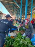 POLİSTEN KADINLARA ÇİÇEK