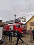 AHŞAP EVİ YANMAKTAN SON ANDA KURTARDILAR