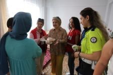 ELLERİYLE YAPIP KAPI KAPI DAĞITTILAR