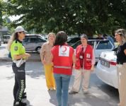ELLERİYLE YAPIP KAPI KAPI DAĞITTILAR