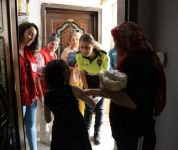 ELLERİYLE YAPIP KAPI KAPI DAĞITTILAR