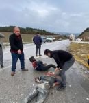 EMNİYET KEMERİ TAKMAYAN SÜRÜCÜ MİNİBÜSÜN CAMINDAN YOLA UÇTU