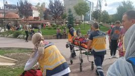 KÜÇÜK ÇOCUK KÖROĞLU HEYKELİ’NDEN YERE DÜŞTÜ