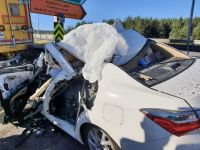 OTOYOLDA OTOMOBİL TIR’A ARKADAN ÇARPTI 2 ÖLÜ 1 YARALI