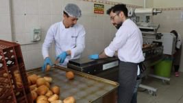 BOLU’DA ÖĞRENCİLER DEPREM BÖLGESİ İÇİN EKMEK ÜRETİYOR