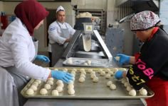 BOLU’DA ÖĞRENCİLER DEPREM BÖLGESİ İÇİN EKMEK ÜRETİYOR