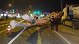 FRENİ BOŞALAN TIR, 2 TIR'A ÇARPTI