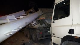 FRENİ BOŞALAN TIR, 2 TIR'A ÇARPTI
