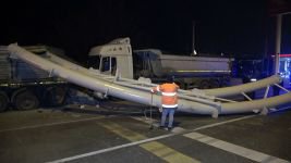 FRENİ BOŞALAN TIR, 2 TIR'A ÇARPTI