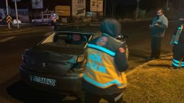 KIRMIZI IŞIKTA GEÇEN TIR OTOMOBİLİ TERS DÖNDÜRDÜ