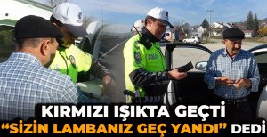 KIRMIZI IŞIKTA GEÇTİ “SİZİN LAMBANIZ GEÇ YANDI” DEDİ 