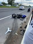 MOTOSİKLET SÜRÜCÜSÜ KARŞI ŞERİDE UÇTU... DURUMU AĞIR...