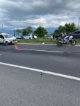 MOTOSİKLET SÜRÜCÜSÜ KARŞI ŞERİDE UÇTU... DURUMU AĞIR...