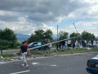 MOTOSİKLET SÜRÜCÜSÜ KARŞI ŞERİDE UÇTU... DURUMU AĞIR...