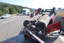 OTOYOLDA TEPETAKLAK OLDU... 2 YARALI
