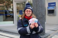 TEMİZLİK İŞÇİSİ BULDUĞU 1000 TL'Yİ BANKAYA TESLİM ETTİ