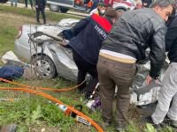 TIR'A ÇARPAN OTOMOBİL PARAMPARÇA OLDU, 2 ÖLÜ