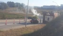 ÜNİVERSİTENİN KAPISINDA ALEV ALEV YANDI...