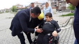 13 YAŞINDAKİ SPİNA BİFİDA HASTASI ÇOCUĞUN AKÜLÜ ARAÇ SEVİNCİ YÜREKLERİ ISITTI