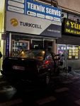 ALKOLLÜ SÜRÜCÜ İŞ YERİNE DALDI...DÜKKANIN CAMLARI TUZ GİBİ DAĞILDI