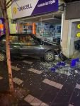ALKOLLÜ SÜRÜCÜ İŞ YERİNE DALDI...DÜKKANIN CAMLARI TUZ GİBİ DAĞILDI