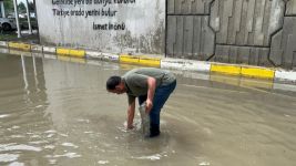 ALT GEÇİTLER GÖLE DÖNDÜ: SUYUN İÇİNDE DAKİKALARCA PLAKASINI ARADI
