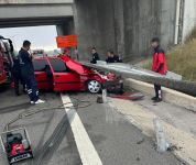 BARİYERLERE ÇARPAN OTOMOBİL HURDAYA DÖNDÜ: 1 YARALI