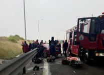 BARİYERLERE ÇARPAN OTOMOBİL HURDAYA DÖNDÜ: 1 YARALI