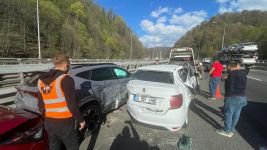 BAYRAM TRAFİĞİNDE 5 ARAÇ ÇARPIŞTI: 3 YARALI
