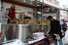 BELEDİYEDEN ÖĞRENCİLERE ÇAY VE SİMİT İKRAMI