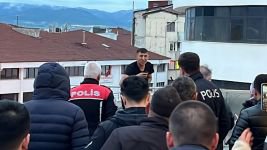 BİR BUÇUK SAAT İKNA ETMEYE ÇALIŞTILAR... SİGARA YAKARKEN POLİS TUTTU