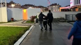 BİR BUÇUK SAAT İKNA ETMEYE ÇALIŞTILAR... SİGARA YAKARKEN POLİS TUTTU