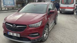 BOLU'DA DÖNEL KAVŞAKTA CİPLE OTOMOBİL ÇARPIŞTI: 1 YARALI