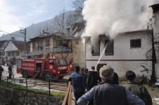 BOLU'DA KORKUTAN YANGIN... 2 KATLI EV ALEVLERE TESLİM OLDU... ALEVLER YAN EVE DE SIÇRADI