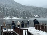 BOLU'DA MART KAPIDAN BAKTIRDI... DOĞA HARİKASI GÖLCÜK BEYAZ ÖRTÜYLE KAPLANDI