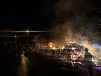 BOLU'DA SAMANLIK VE TRAKTÖR ALEV ALEV YANDI... İTFAİYENİN HORTUMU KÖYLÜYÜ İSYAN ETTİRDİ