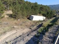 BOLU'DA TIR ŞARAMPOLE YUVARLANDI: 1 YARALI