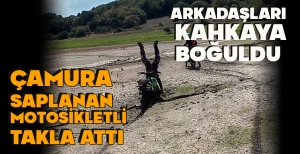 ÇAMURA SAPLANAN MOTOSİKLETLİ TAKLA  ATTI... ARKADAŞLARI KAHKAYA BOĞULDU 