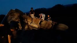 CANLI TAVUK YÜKLÜ KAMYON VİRAJI ALAMAYARAK DEVRİLDİ