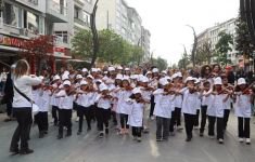 DEPREMZEDE KÜÇÜK MÜZİSYENLERDEN BOLU’DA KEMAN KONSERİ