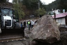 DEV KAYA PARÇASI YOLA DÜŞTÜ