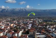 DURAK’IN POSTERİ BELEDİYENİN ÜZERİNDE UÇURULDU 