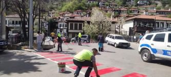 ESKİYEN YAYA GEÇİTLERİ DİKKAT ÇEKİCİ HALE GETİRİLDİ