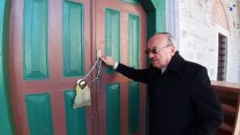 GEÇEN HAFTA AÇILAN CAMİ YENİDEN KAPANDI... CUMA NAMAZINA GELENLER GERİ DÖNDÜ
