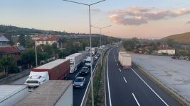 BOLU'DA İSTANBUL İSTİKAMETİNDE KİLOMETRELERCE ARAÇ KUYRUĞU OLUŞTU